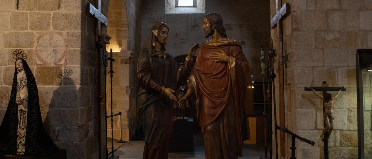 A un lado la antigua Dolorosa, en el centro la Despedida y numerosas cruces de Tercera Caída