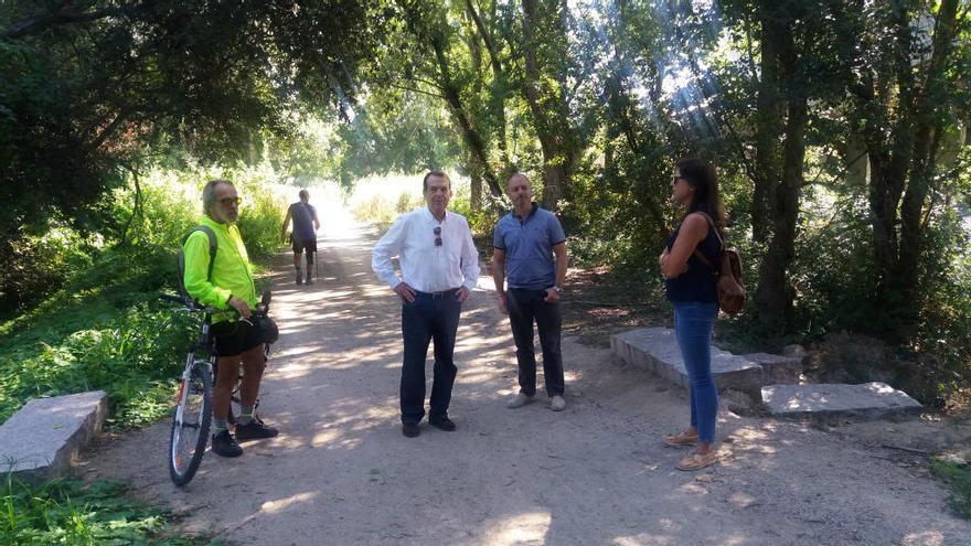 El alcalde en el nuevo tramo del paseo del Lagares con Regades y Caride