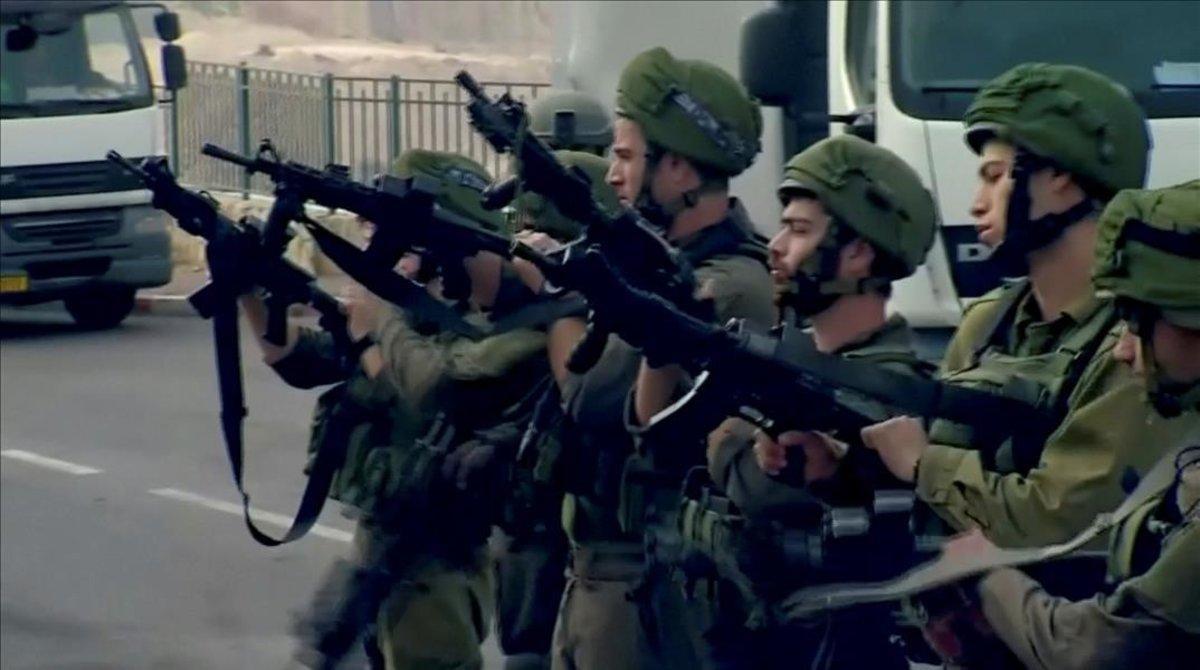 zentauroepp45372879 israeli forces check their weapons outside a factory where a181007093008