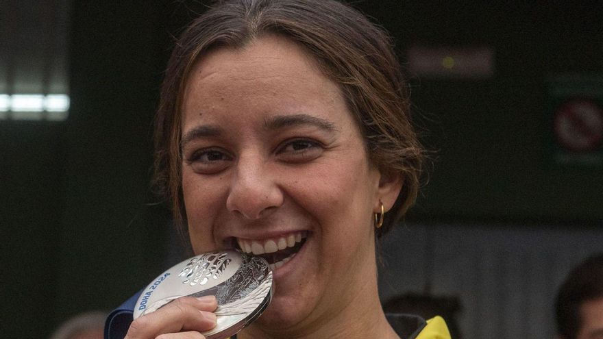 María de Valdés muerde su medalla de plata lograda en el Mundial. | // CASTELEIRO / ROLLER AGENCIA