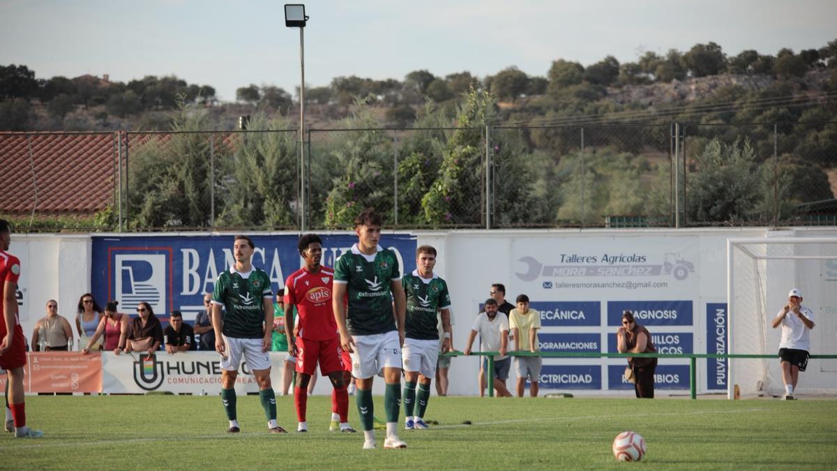 Gete se dispone a lanzar el penalti que fue el 0-2 del Cacereño en Santa Amalia.
