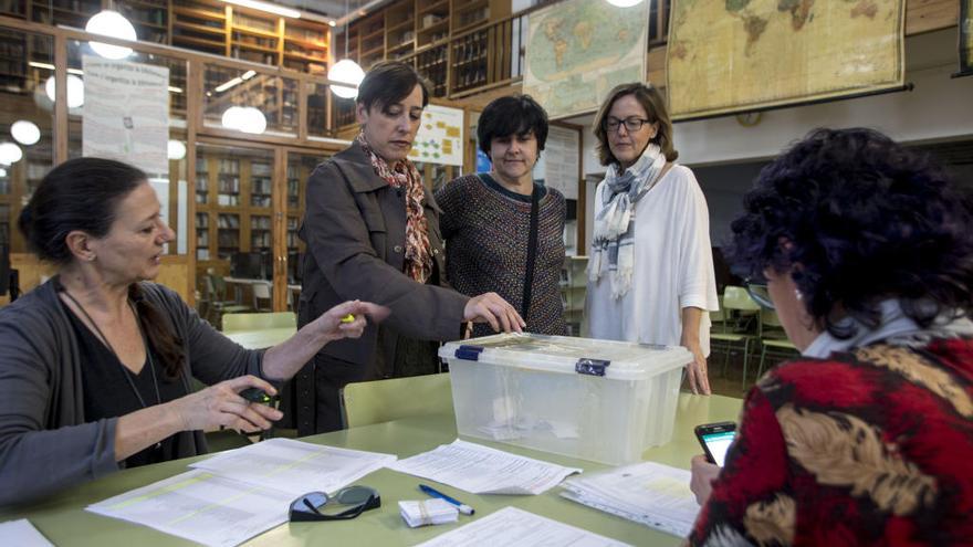 Madres votando en el Instituto público Lluís Vives de València.