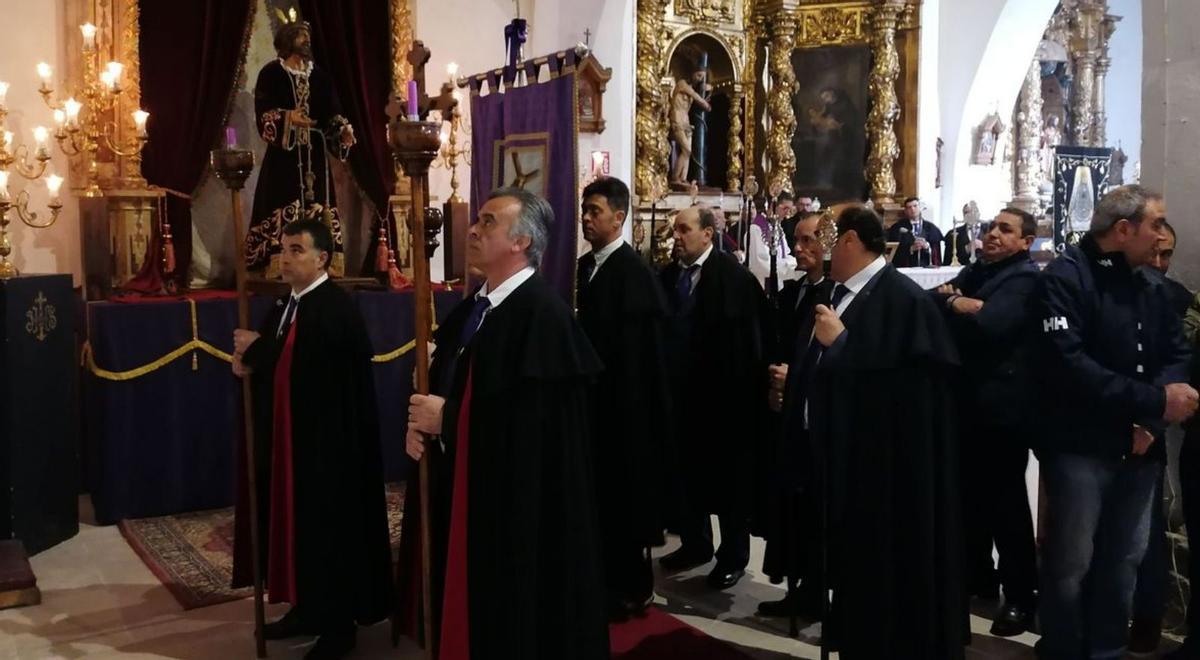 Toro revive con fervor el Vía Crucis y la tradicional ceremonia del &quot;Besamanos&quot; de Jesús Nazareno