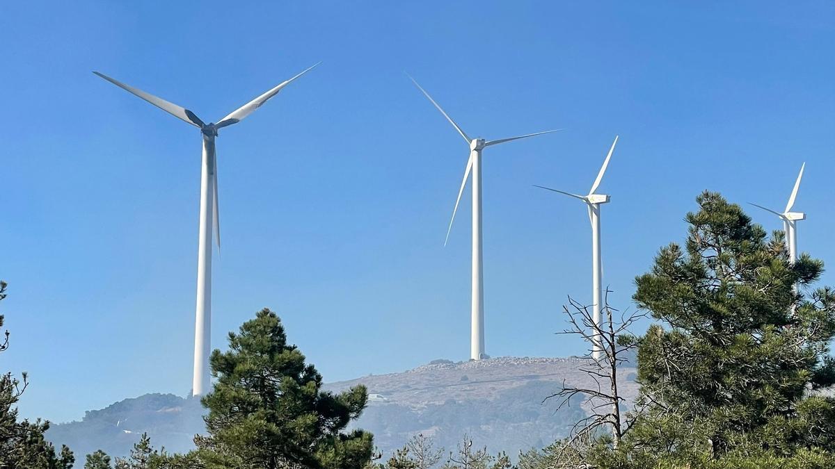 El humo alrededor de los molinos de viento en Barracas, este jueves.