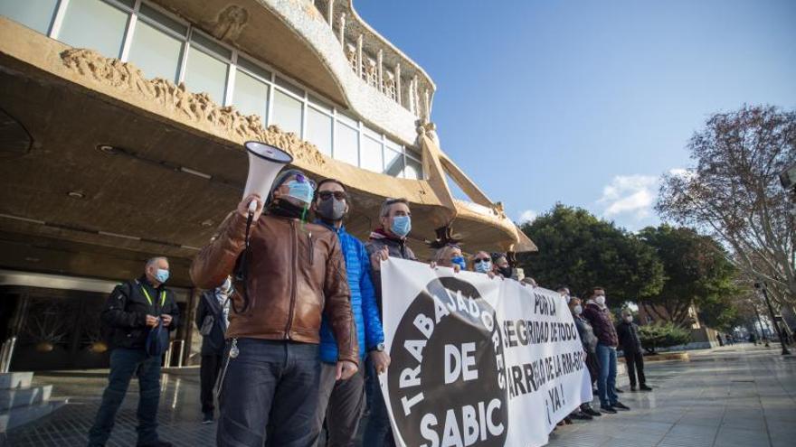 Los trabajadores de Sabic  reclaman el arreglo de la carretera de acceso a la empresa | IVÁN URQUÍZAR