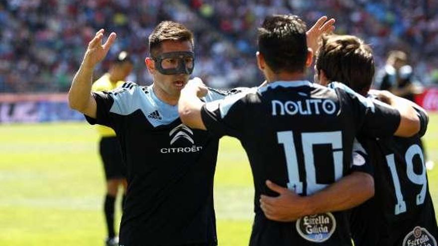 Charles acude a celebrar un gol con Nolito y Orellana.  // Carlos Barba