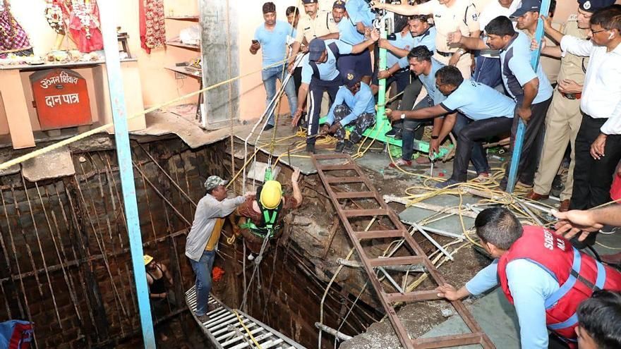 Varios fallecidos tras derrumbarse el suelo de un templo hindú en Indore, India.