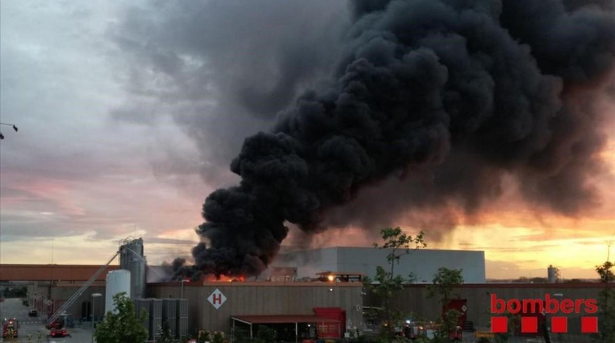 icoy38275043 incendio montornes coca cola170502213141 icoy38275043 incendio montornes coca cola170502213141
