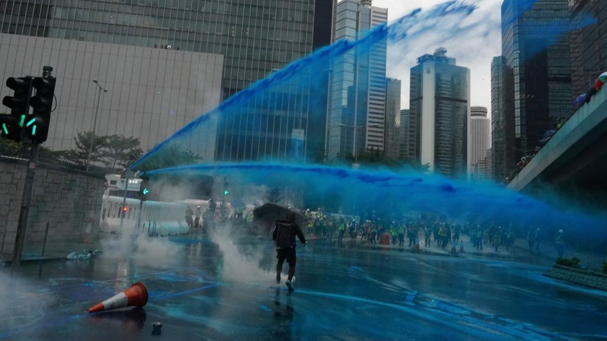 Tinta azul contra los manifestantes en Hong Kong.