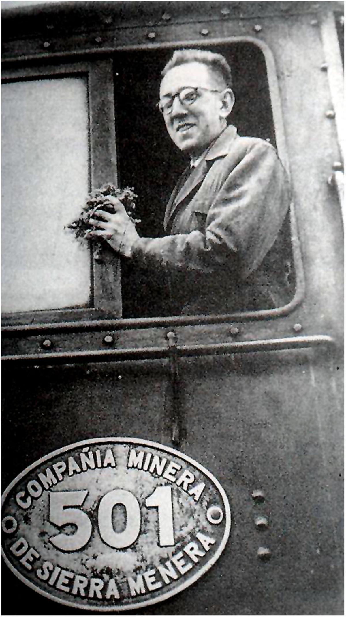 Andoni Sarasola, en la locomotora 501 de Sierra Menera.