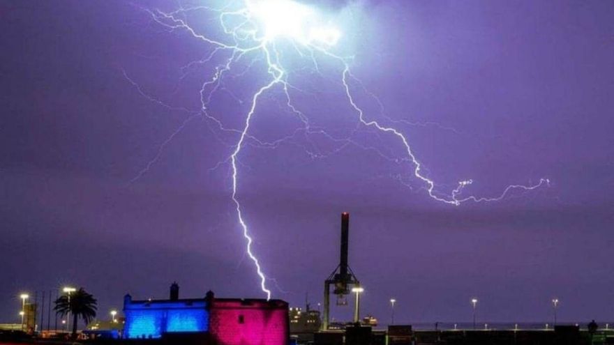 Thus lightning and thunder silenced Lancelot