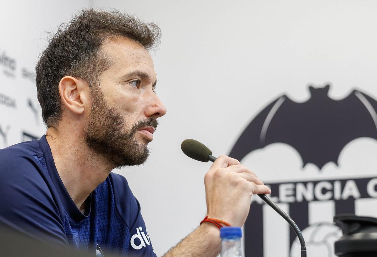 Carlos Corberán, en la rueda de prensa previa al partido en Mestalla ante el Girona