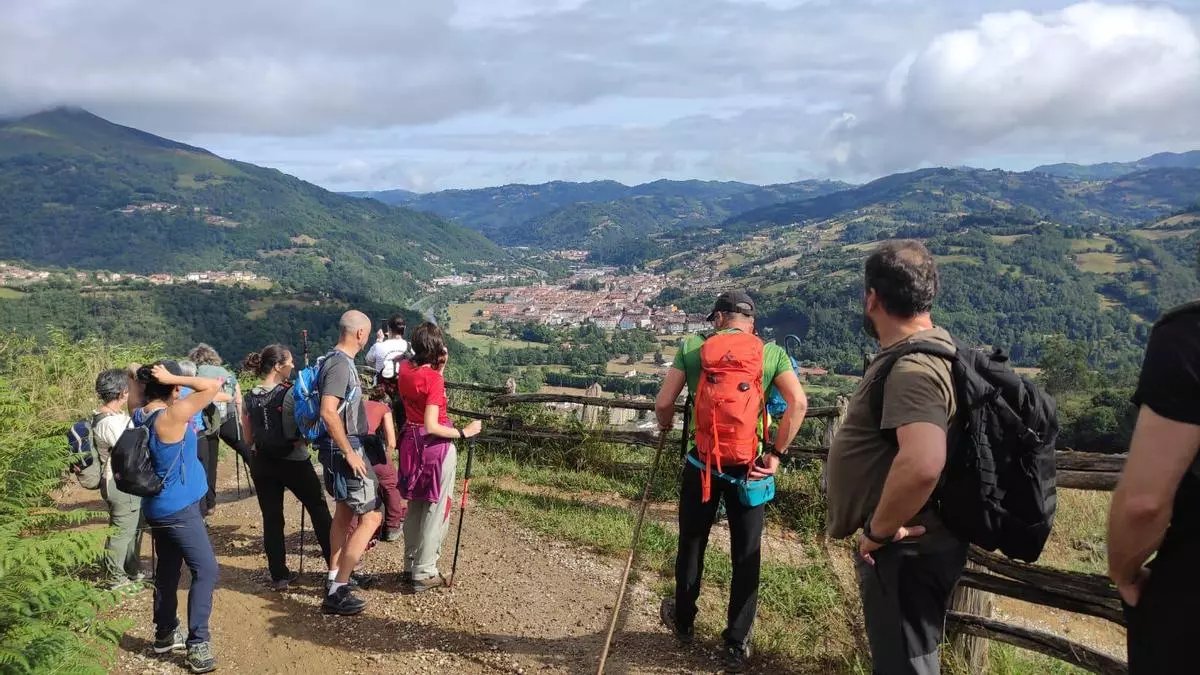 Así fue la ruta guiada a Campa Felguera, lugar emblemático de Laviana al pie de Peña Mea