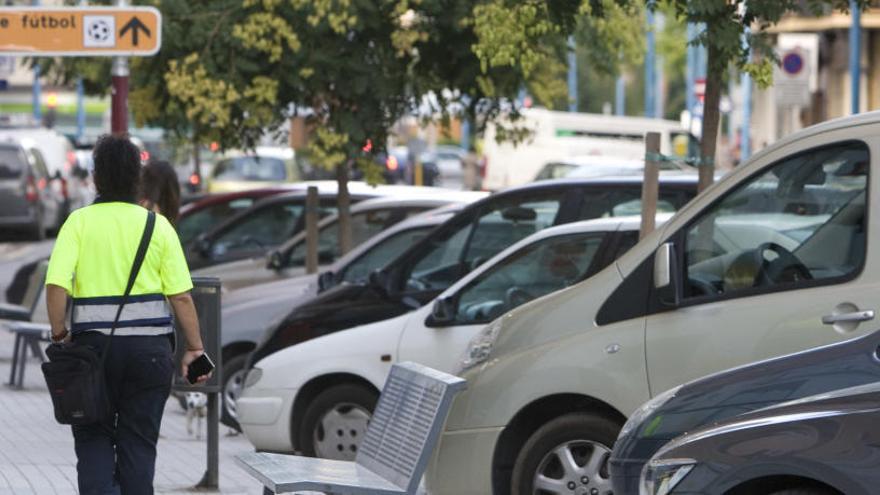 Las controladoras de la ORA también multarán a los coches en doble fila en Xàtiva