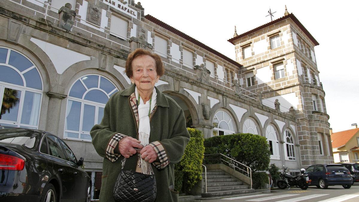 Ana María Landeira, en el exterior de las instalaciones del Hogar y Clínica San Rafael.