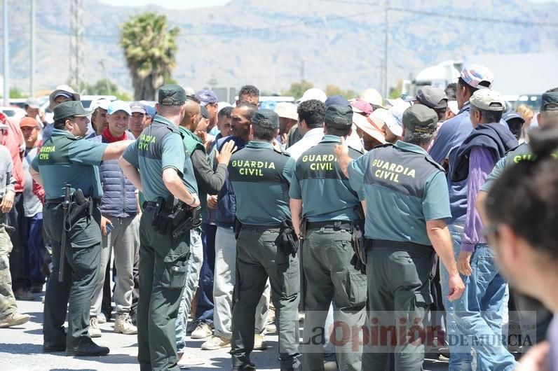 Protesta hortofrutícola en una empresa de El Raal