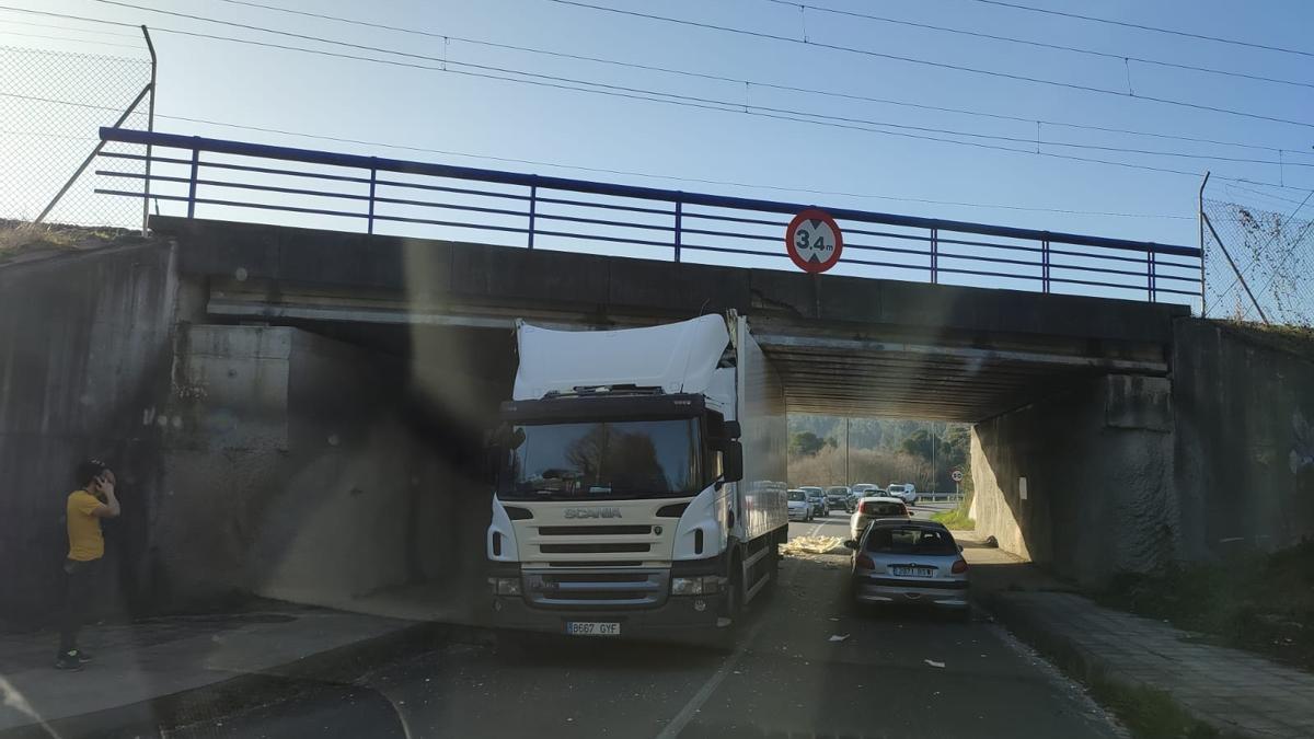 Camión atrapado bajo el puente de Alba.