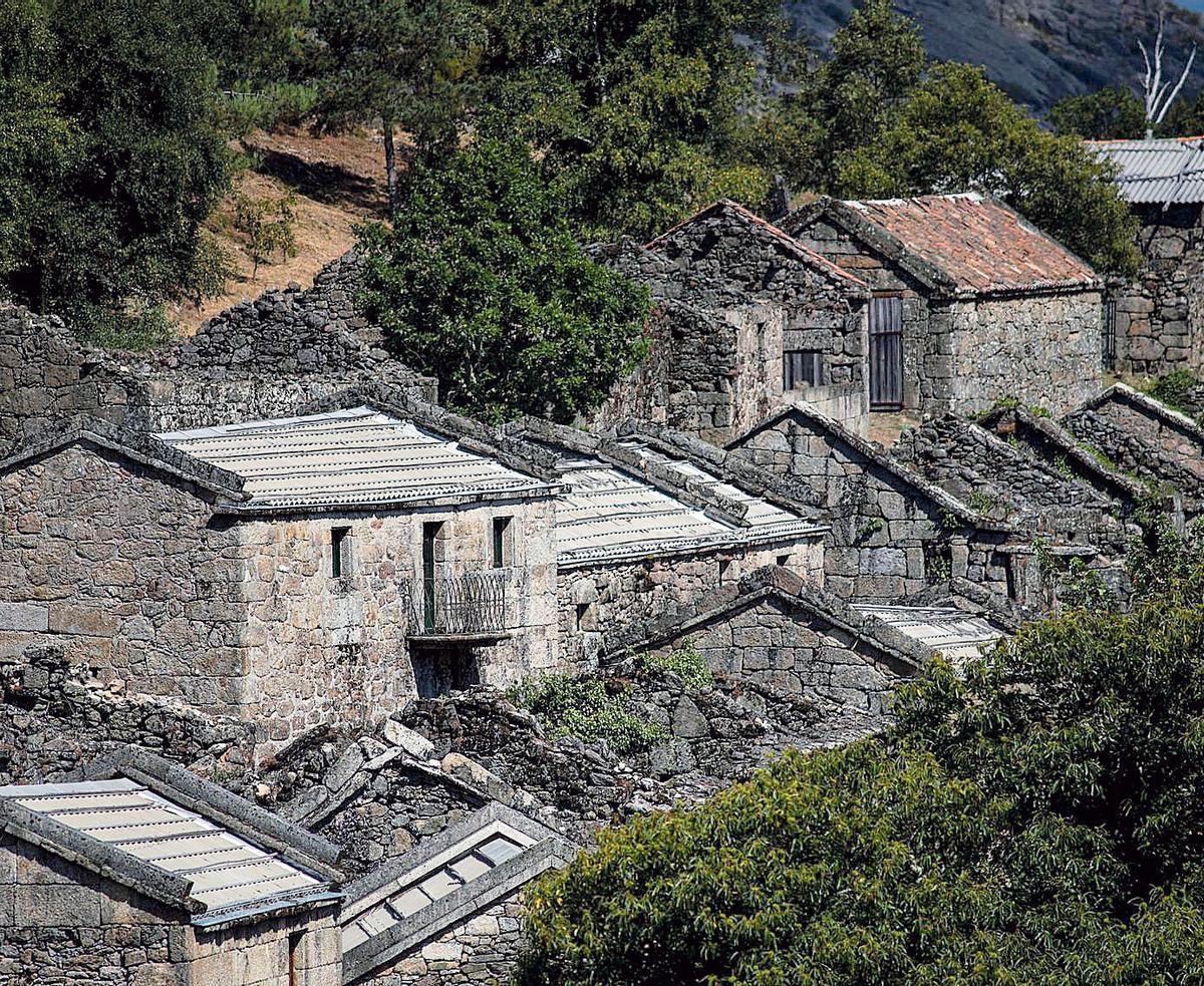 Una aldea abandonada en un núcleo ourensano de la Serra do Xurés.