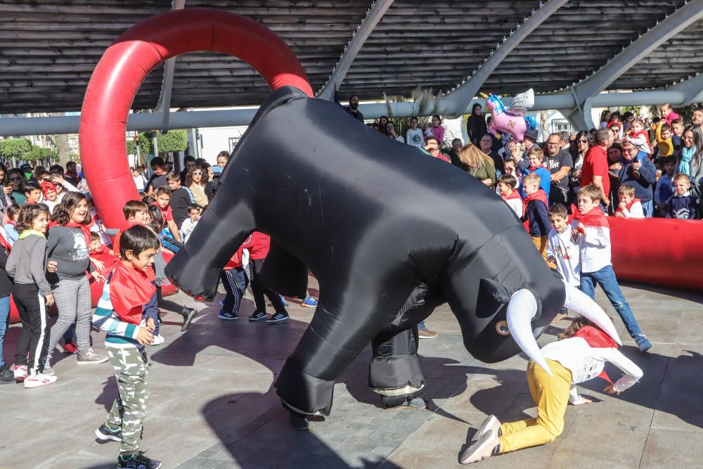 Toros "bravos" y carreras con el San Fermín infantil en de las fiestas patronales de Torrevieja