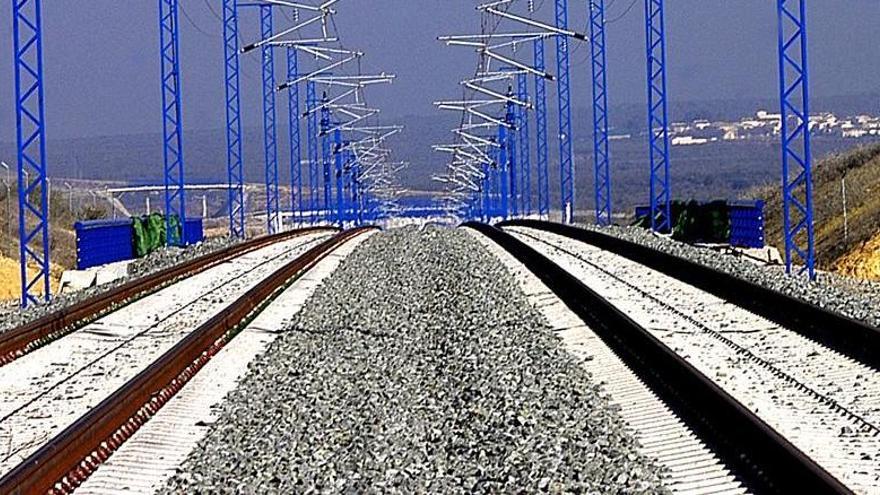 Vías de la línea de alta velocidad entre Córdoba y Málaga.