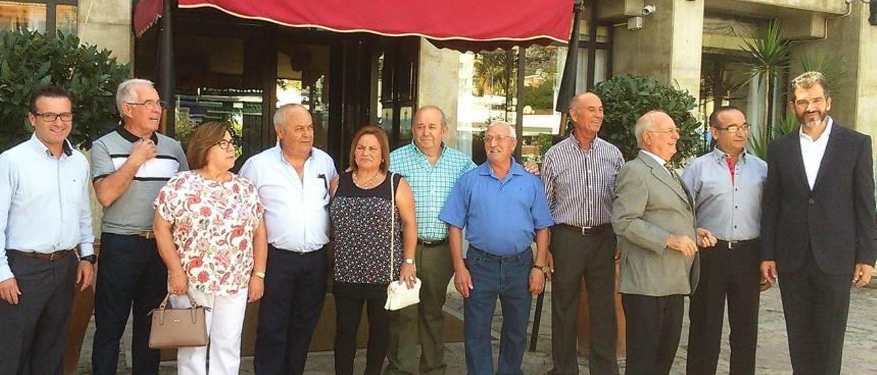 Algunos de los homenajeados, con responsables del hotel, ayer, en Peguera.