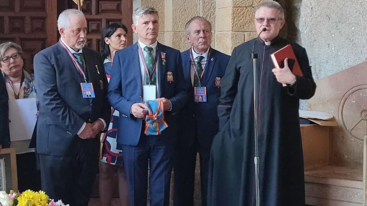 Por la izquierda, Juan Enrique Villalba, José Fernández y José María Amar, de la Hermandad, ayer, en Covadonga junto al abad Adolfo Mariño.