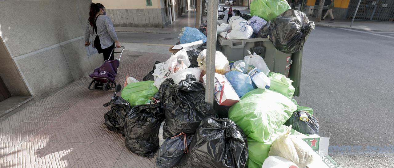 La basura se acumula en las calles de muchos municipios, entre ellos Felanitx.