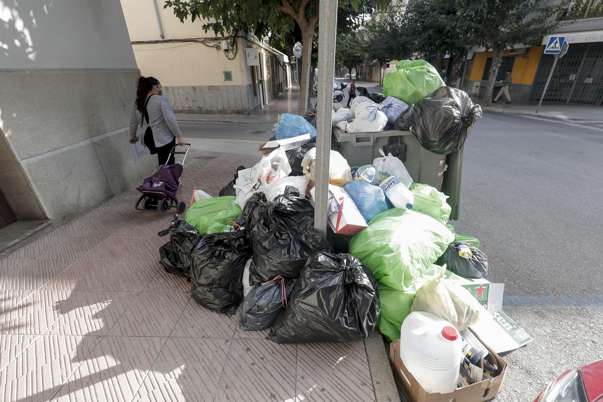 La basura se acumula en el tercer día de huelga del sector en Mallorca