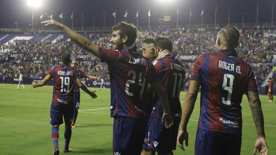 Los jugadores del Levante celebran unos de los goles.