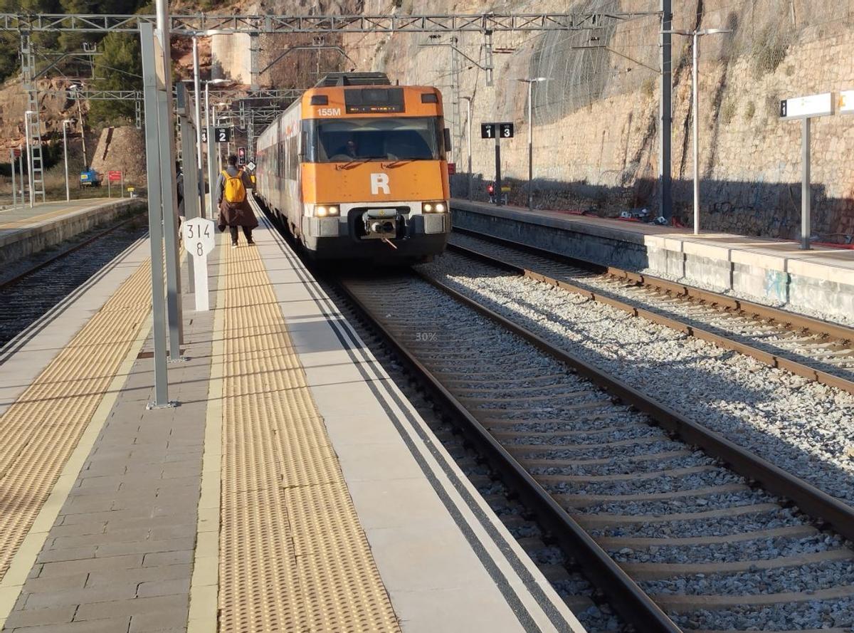 Un dels trens llançadora que ha funcionat aquests dies arribant a l'estació de Castellbell, divendres a la tarda