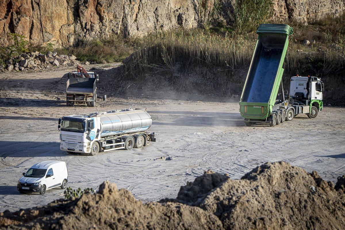 Barcelona, 23/12/2025. Barcelona. Un juzgado investiga vertidos ilegales en un depósito de escombros en Seva, que causa problemas a los vecinos del entorno (estaremos allí Guillem y Jordi, hemos quedado con un vecino denunciante que vive en una urbanización próxima al vertedero. AUTOR: MANU MITRU