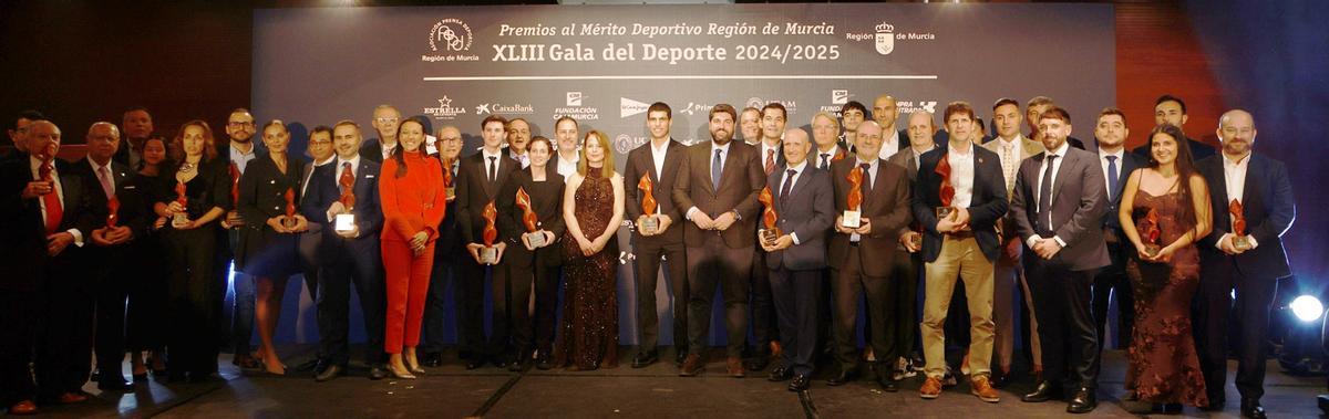 Foto de familia de la gala de los Premios al  Mérito Deportivo de la Comunidad Autónoma.