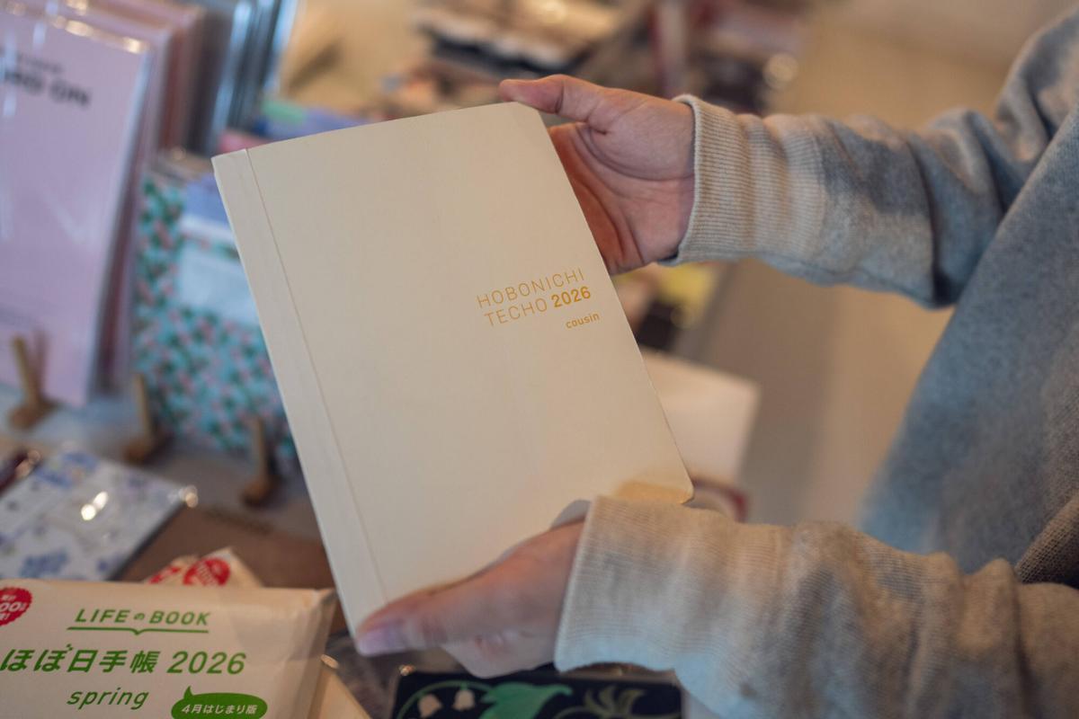 Barcelona. 27/01/2026 Sociedad. La propietaria de Entropía, JingJing Yang, presenta las nuevas agendas Hobonichi, que salen a la venta este domingo con expectación de best-seller mundial, en la tienda de la calle Aribau, una de las dos únicas que las comercializan en España. Foto: Zowy Voeten / El Periódico.