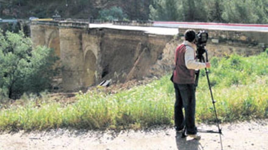 Una parte del puente renacentista de Benamejí se derrumba por las lluvias