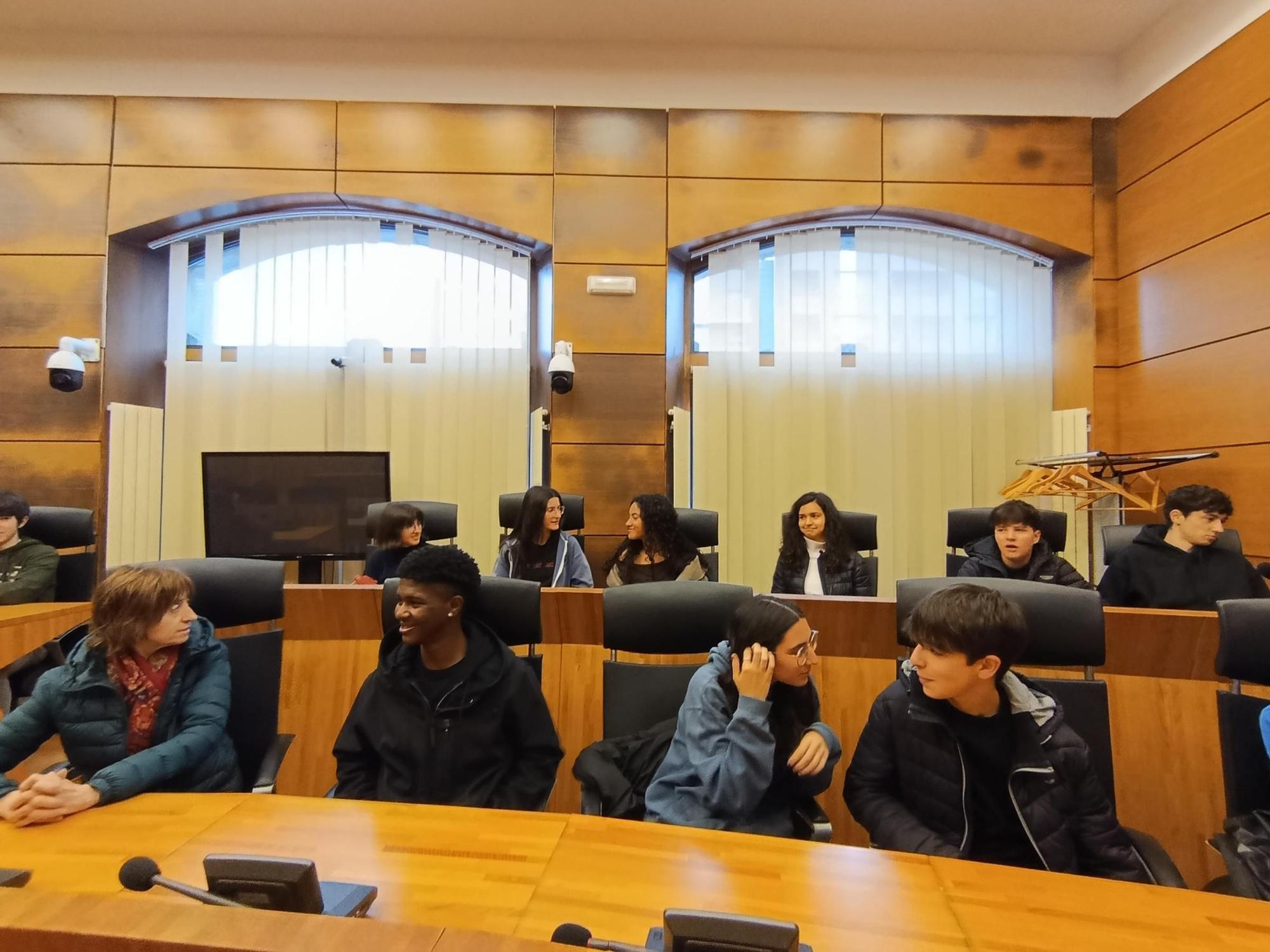 La visita de la Banda de Música del Conservatorio de Sabadell al Ayuntamiento de Siero, en imágenes
