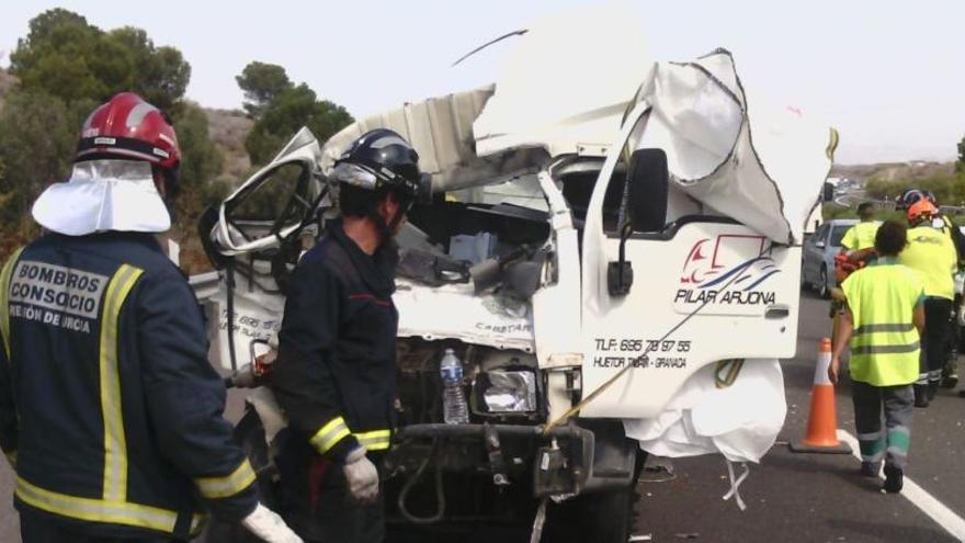 Herido al quedar atrapado por el choque de dos camiones