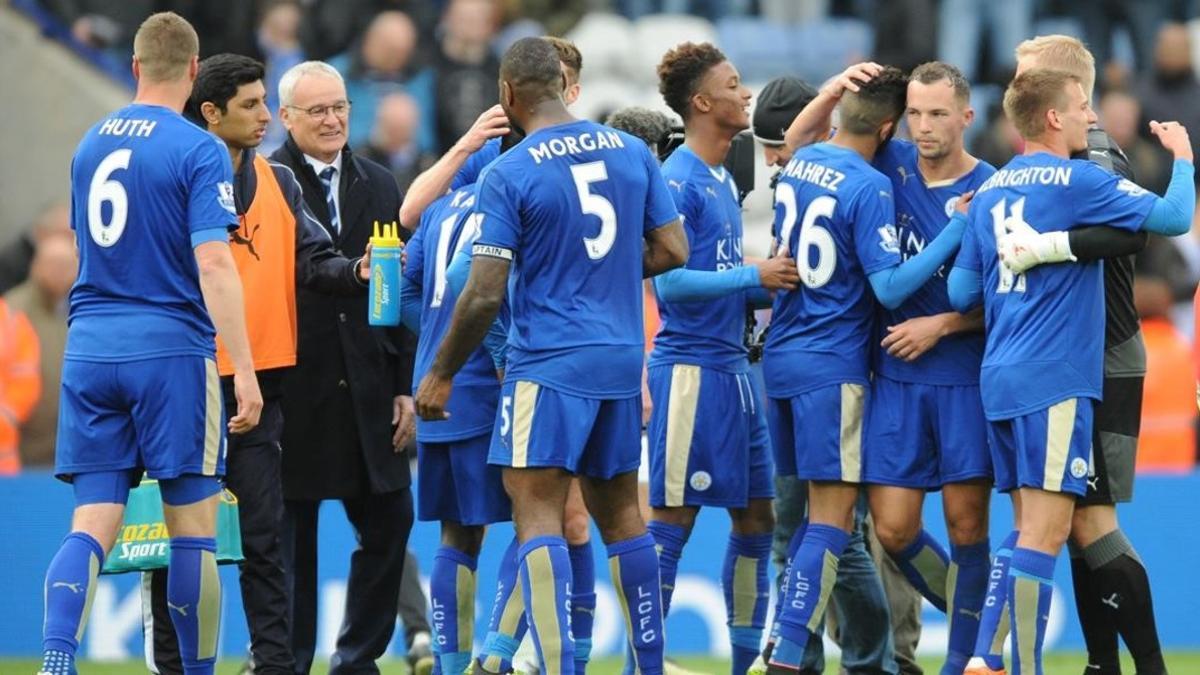 Los futbolistas del Leicester celebran su victoria ante el Swansea