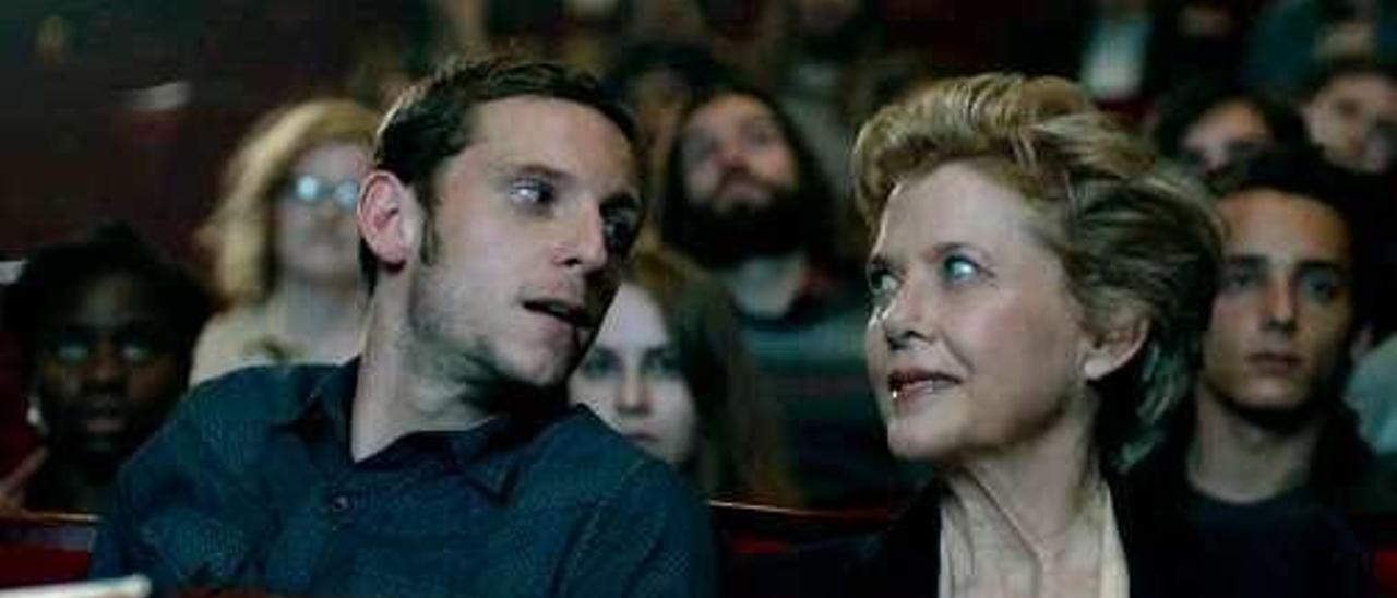 Jamie Bell y Annette Bening.