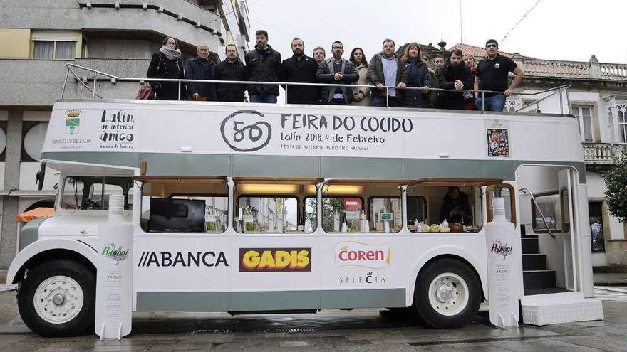 Miembros del gobierno, empresarios y cocineros, ayer, en el renovado autocar promocional. // Bernabé/Javier Lalín