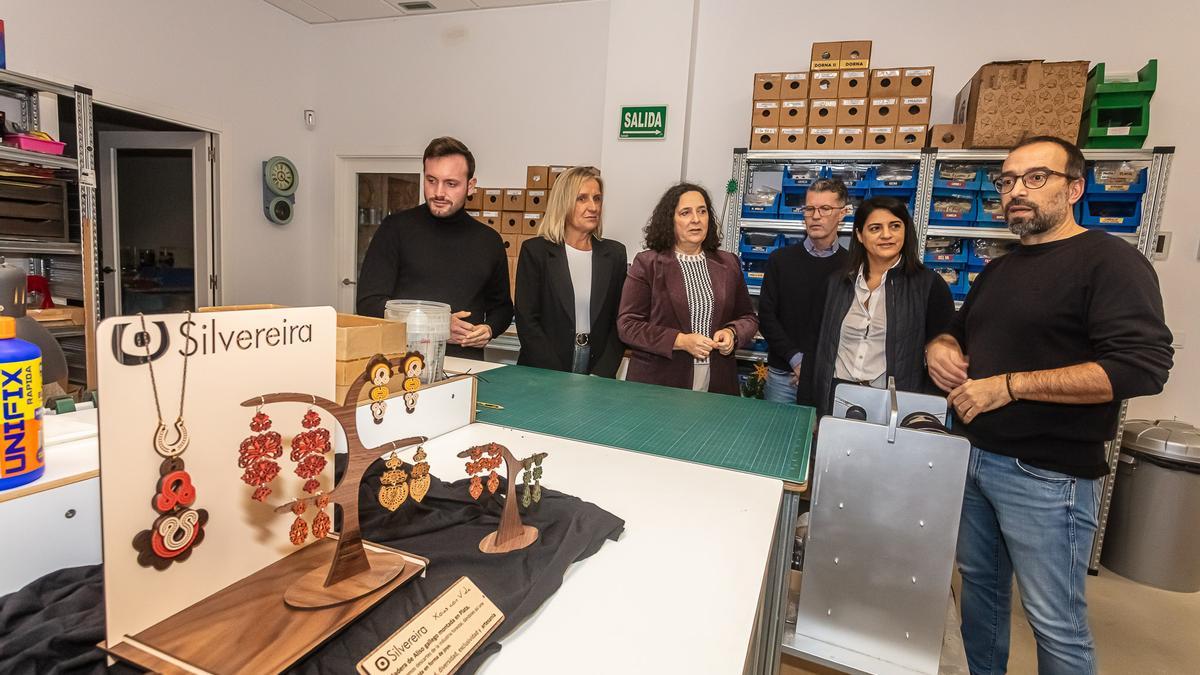 Beiroa, por la izquierda, con Agra, Do Campo, Fernández y Paz en el taller de artesania Silvereira