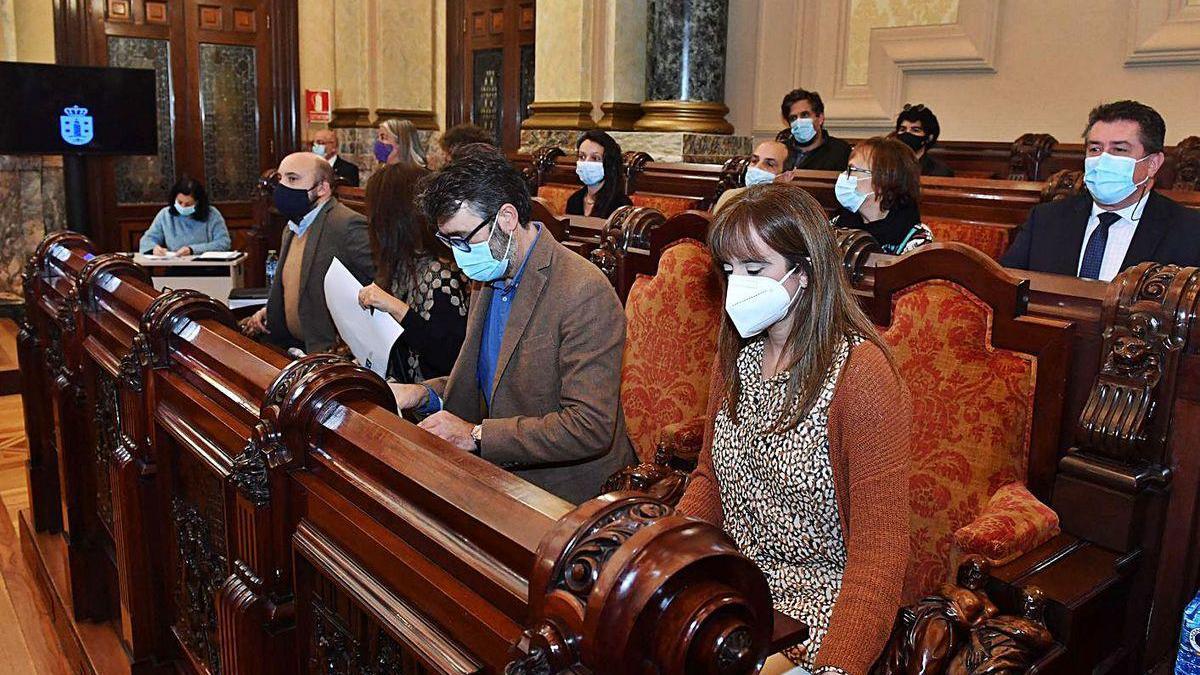 Eva Acón, en primer término, ayer en el pleno extraordinario en la bancada del PSOE.