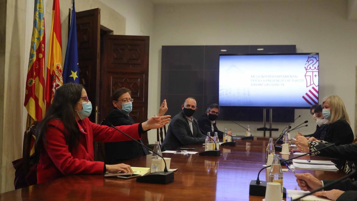 Los miembros del Consell, durante la reunión de la mesa interdepartamental