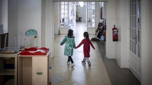 Dos alumnas en el pasillo de una escuela de Barcelona, este curso.