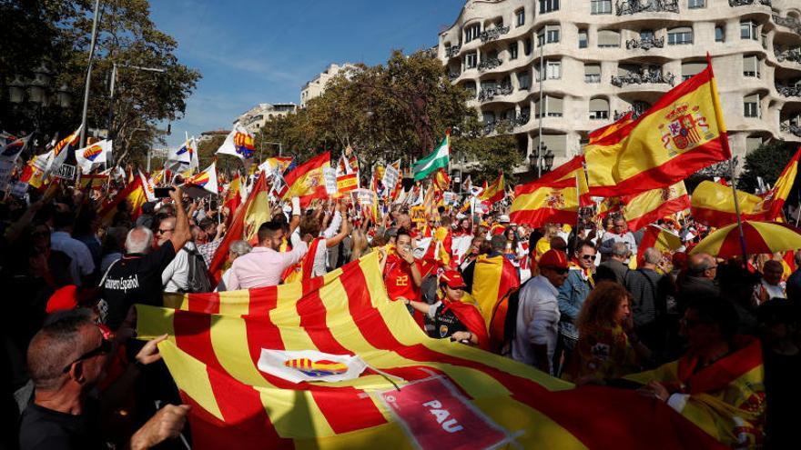 Milers de persones es manifesten a Barcelona per per la unitat d&#039;Espanya