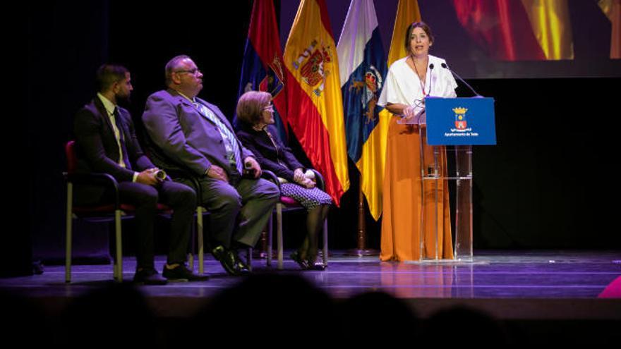 Jesús Santana, segundo por la izquierda, en el acto donde recibió la medalla al mérito cultural del Ayuntamiento.