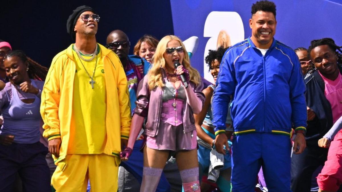 Ronaldinho, Madonna i Ronaldo surten a l’estadi en el xou de la mitja part. | TOM WELLER / EUROPA PRESS