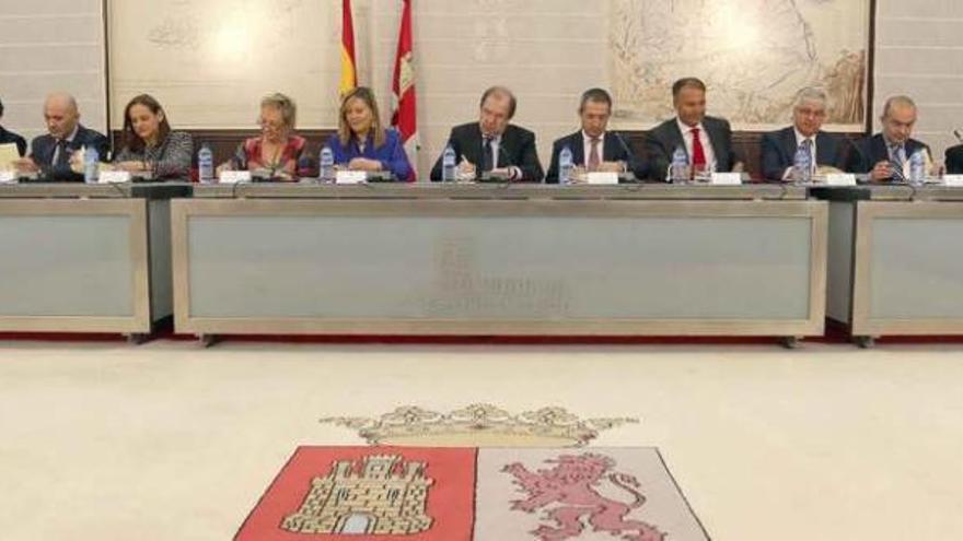 Un momento de la firma de la Lanzadera Financiera de Castilla y León por parte de los asistentes al Consejo Financiero, ayer en Valladolid.