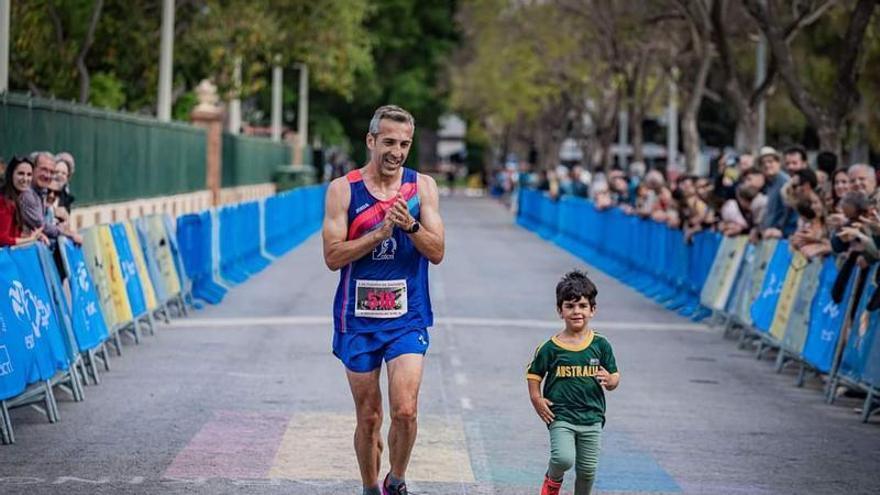 Alan Martínez junto a su hijo en la línea de meta de la media maratón de Sagunt 2023