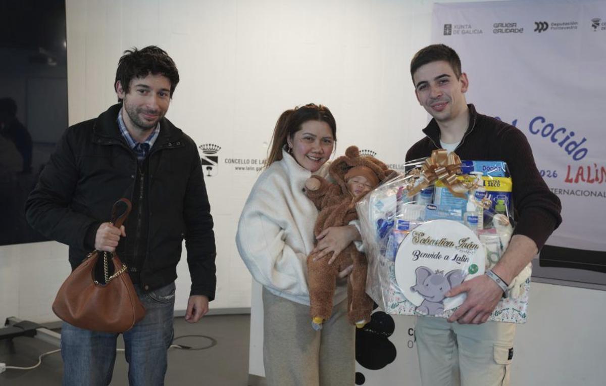 Lalín entrega cestas natalicias a nueve familias |