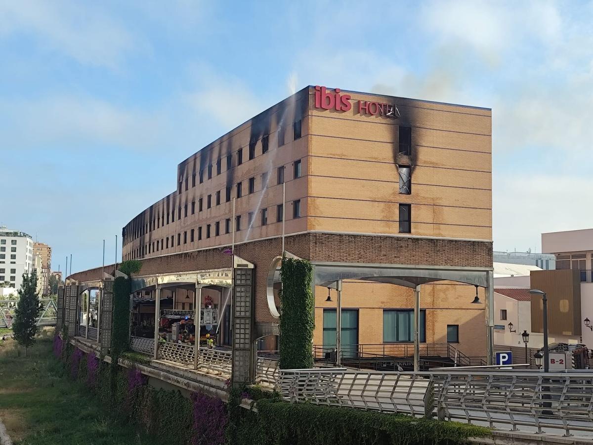 Las labores de extinción del incendio del hotel Ibis se alargaron casi dos semanas